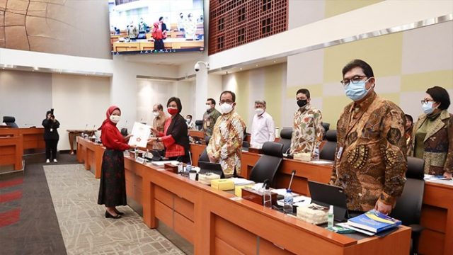 060921-menteri-keuangan-dengan-banggar-dpr-ri-tentang-pembahasan-ruu-p2-apbn-tahun-2020.jpg