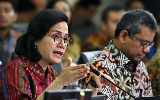 Menteri Keuangan Sri Mulyani (kiri) bersama dengan Wakil Menteri Keuangan Suahasil Nazara menjawab pertanyaan wartawan usai melakukan pelaporan Surat Pemberitahuan (SPT) Tahunan di Kantor DJP, Jakarta, Selasa (10/3/2020). Bisnis - Eusebio Chrysnamurti