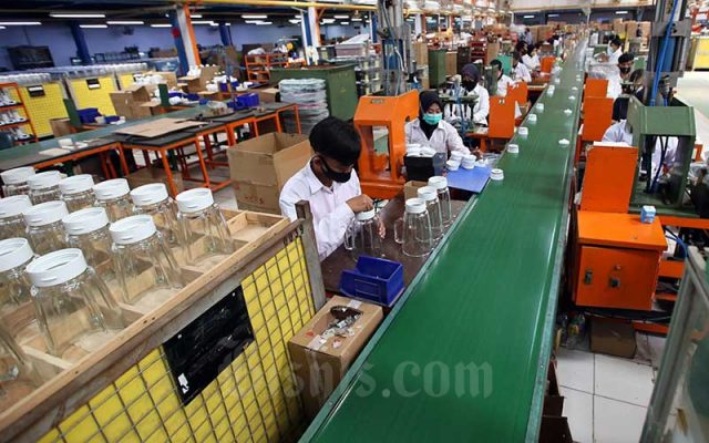 PMI Manufaktur RI Agustus 2021 Rebound Lagi Setelah Terkoreksi 2 Pekerja menyelesaikan pembuatan perangkat alat elektronik rumah tangga di PT Selaras Citra Nusantara Perkasa (SCNP), Kabupaten Bogor, Jawa Barat, Rabu (19/8/2020). Bisnis - Abdullah Azzam
