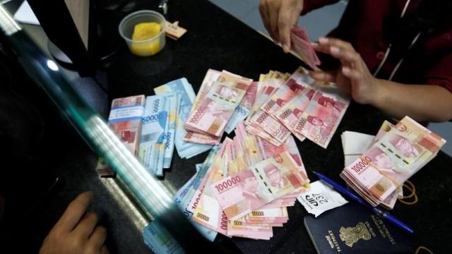 Bak 'Tarik Tambang' Seharian, Rupiah Akhirnya Menguat Tipis