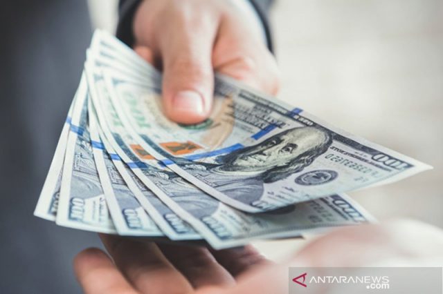 Kurs dolar jatuh ke terendah hampir satu bulan di pasar