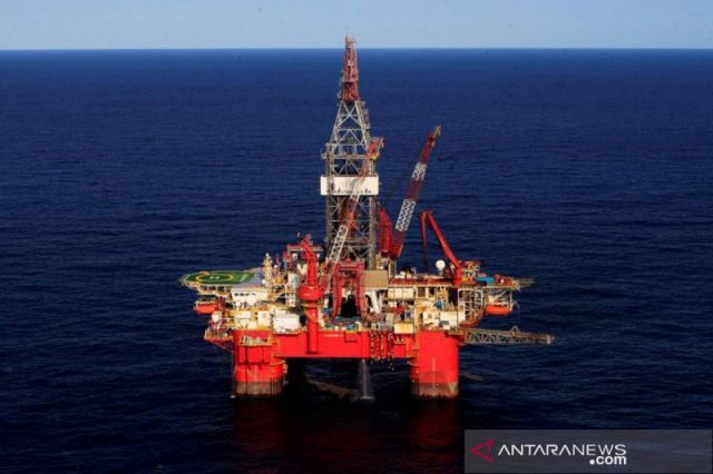 Minyak turun di Asia karena dolar menguat dan jumlah rig
