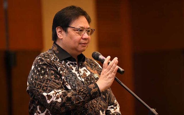 Menteri Koordinator Perekonomian Airlangga Hartarto memberikan keterangan saat acara peluncuran progam penjaminan pemerintah kepada padat karya dalam rangka percepatan pemulihan ekonomi nasional di Jakarta, Rabu (29/7 - 2020). Bisnis