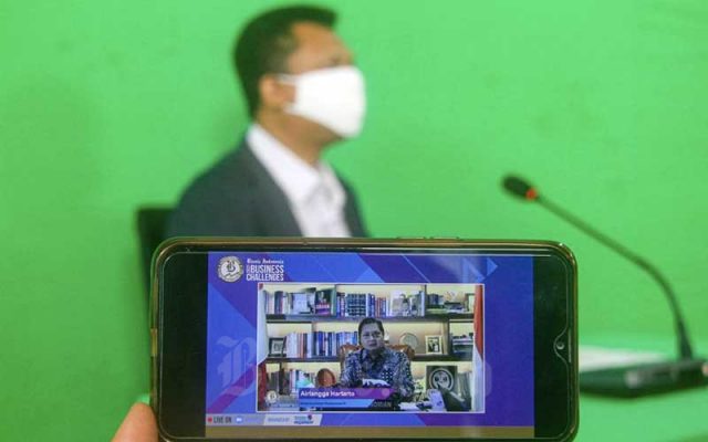 RI Pegang Presidensi G-20, Airlangga: Bisa Berikan Keuntungan Berlipat Layar menampilkan Menteri Koordinator Bidang Perekonomian Airlangga Hartarto memberikan pemaparan dalam acara Bisnis Indonesia Business Challenges 2021 di Jakarta, Selasa (26/1/2021). Bisnis - Arief Hermawan P