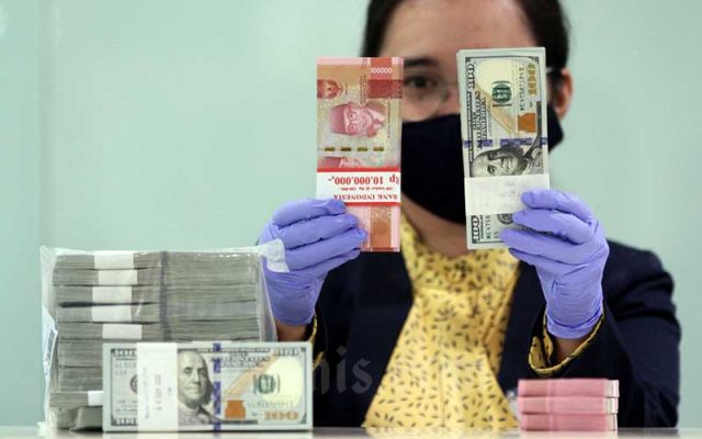 Mengenal Kurs, Definisi, Jenis dan Faktor yang Mempengaruhinya Karyawati menghitung uang rupiah dan dollar AS di salah satu bank di Jakarta, Kamis (10/9/2020). Bisnis - Arief Hermawan P