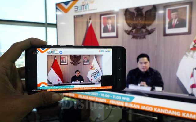 Tampilan layar menampilkan Menteri BUMN Erick Thohir memberikan sambutan saat Pelepasan Jelajah BUMN 2021 BUKANJAGOKANDANG di Jakarta, Kamis (29/7/2021). Jelajah BUMN Bukan Jago Kandang diharapkan dapat memberi informasi bagi masyarakat luas mengenai apa saja yang sudah dan akan dilakukan perwakilan BUMN Indonesia di luar negeri. Termasuk, apa saja potensi bisnis yang dapat dimanfaatkan untuk membuka peluang yang lebih luas. Bisnis - Eusebio Chrysnamurti