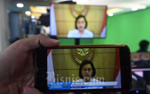 Menteri Keuangan Sri Mulyani memberikan sambutan acara virtual saat acara Bisnis Indonesia Award di Jakarta, Senin (14/12/2020). Bisnis - Abdurachman