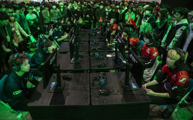 Para gamer dari dua tim e-sport berbeda sedang berkompetisi memainkan Call of Duty di Tokaigi Game Party Japan di Chiba, Jepang, Sabtu (26/1/2019). - Bloomberg/Shiho Fukada