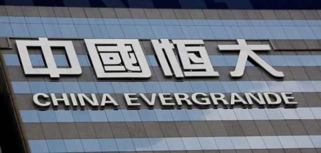 Logo perusahaan China Evergrande di kantor mereka di Hong Kong pada 26 Maret 2018./Reuters - Bobby Yip