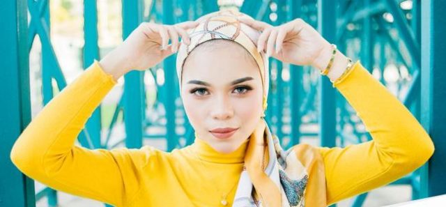 5 Inspirasi Gaya Hijab untuk Tampil Playful dengan Outfit Colorful