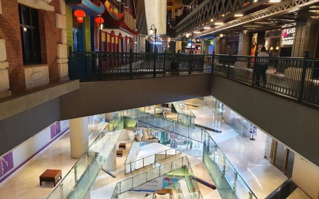 Indeks Keyakinan Konsumen Merosot, Pelonggaran PPKM Belum Beri Optimisme ke Salah satu sudut di Mal Grand Indonesia nampak sepi pengunjung, Rabu (11/8/2021). - Bisnis/Rio Sandy P.