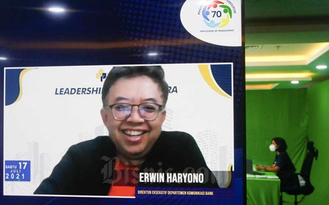 Direktur Eksekutif Departemen Komunikasi Bank Indonesia Erwin Haryono (layar kanan) dan Pemimpin Redaksi Bisnis Indonesia Maria Y. Benyamin (layar kiri) memberikan pemaparan dalam webinar Leadership In Digital Era di Jakarta, Sabtu (19/7/2021). Bisnis - Himawan L Nugraha