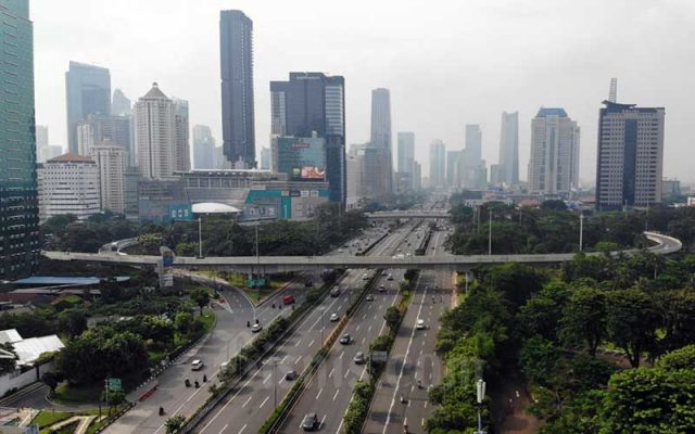 Kendaraan melintas di kawasan Simpang Susun Semanggi saat diberlakukan Pembatasan Sosial Berskala Besar (PSBB) di Jakarta, Senin (13/4/2020). Bisnis - Himawan L Nugraha