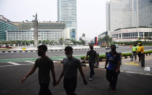 Kontraksi Kinerja Penjualan Eceran Diprediksi Berlanjut di Agustus 2021 Warga berolahraga saat PPKM level 3 di kawasan Bundaran HI, Jakarta, Minggu (29/8/2021). Memasuki PPKM level 3 warga Jakarta mulai antusias beraktivitas olahraga di ruang terbuka. ANTARA FOTO - Akbar Nugroho Gumay