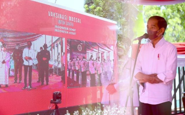 Presiden Joko Widodo berdialog dengan pengurus dan santri dari sejumlah Ponpes, secara virtual, dari Ponpes Miftahul Falah, Kuningan, Jabar, Selasa (31/08/2021) - Foto: BPMI Setpres - Muchlis Jr