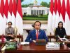 Presiden Joko Widodo (tengah) didampingi Menteri Luar Negeri Retno Marsudi (kiri) dan Menteri Keuangan Sri Mulyani Indrawati (kanan) saat mengikuti KTT Luar Biasa G20 secara virtual dari Istana Kepresidenan Bogor, Kamis (26/3 - 2020). KTT tersebut membahas upaya negara/negara anggota G20 dalam penanganan COVID/19. Biro Pers dan Media Istana