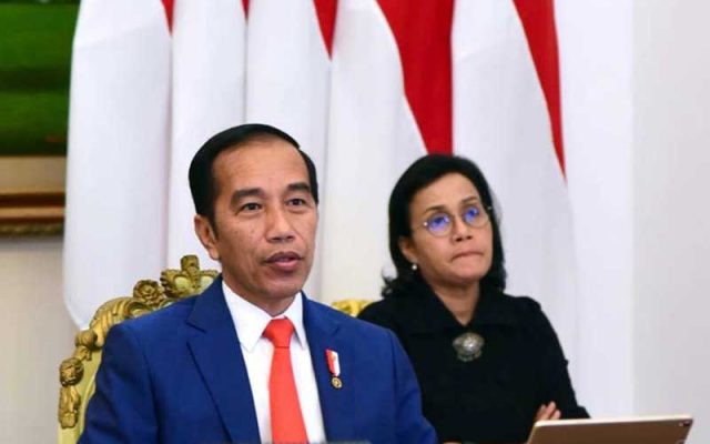 Presiden Joko Widodo (kiri) didampingi Menteri Keuangan Sri Mulyani Indrawati (kanan) saat mengikuti KTT Luar Biasa G20 secara virtual dari Istana Kepresidenan Bogor, Kamis (26/3 - 2020). KTT tersebut membahas upaya negara/negara anggota G20 dalam penanganan COVID/19. Biro Pers dan Media Istana