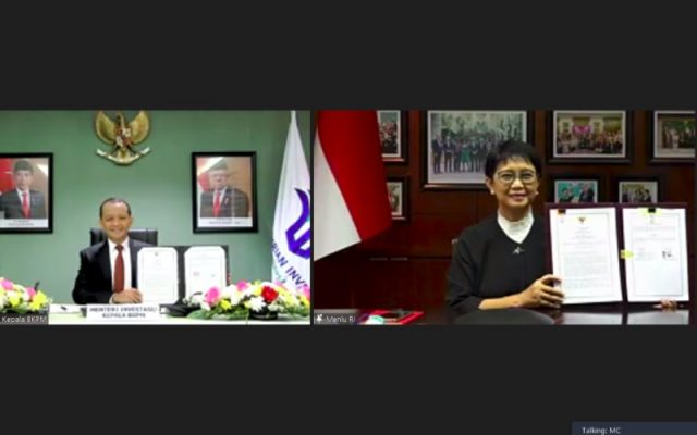 Menteri Investasi/Kepala BKPM Bahlil Lahadalia (kiri) dan Menlu Retno Marsudi menandatangani MoU dalam pertemuan daring - Dok./Kemenlu