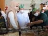 Menteri Perencanaan Pembangunan Nasional/Kepala Bappenas Suharso Monoarfa (baju putih) memperhatikan ragam kopi produk Kayumas yang dijelaskan oleh Bupati Situbondo Karna Suswandi di SItubondo, Jatim, Minggu (18/4/2021).  - Antara/Novi H.