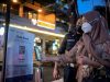 Pengunjung mengakses aplikasi pedulilindungi sebelum memasuki kawasan Mbloc Space, Jakarta, Selasa (31/8/2021).  - Antara Foto/Fauzan