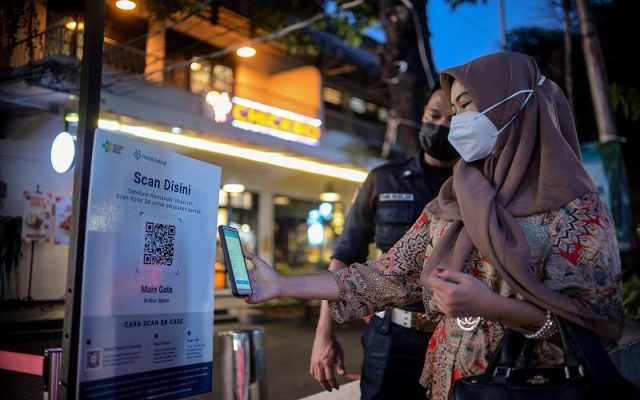 Pengunjung mengakses aplikasi pedulilindungi sebelum memasuki kawasan Mbloc Space, Jakarta, Selasa (31/8/2021).  - Antara Foto/Fauzan