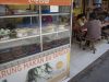 Sejumlah warga menyantap sajian yang dijual salah satu warung makan di Kemayoran, Jakarta, Senin (26/7/2021). ANTARA FOTO - Aditya Pradana Putra