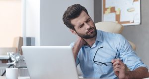 Tips Nyeri Leher karena Terlalu Lama Depan Komputer