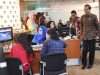 Presiden Joko Widodo (kanan) meninjau layanan konsultasi Online Single Submission (OSS) BKPM di PTSP BKPM Jakarta, Senin (14/1/2019). - ANTARA/Wahyu Putro 