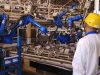Seorang pekerja mengawasi proses pengelasan atau welding yang dilakukan oleh robot di pabrik perakitan Suzuki Cikarang, Jawa Barat, Selasa (19/2/2018)  - Bisnis.com/Muhammad Khadafi