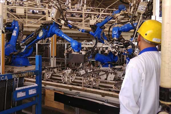 Diskon PPnBM 100 Persen, Negara Untung atau Rugi? Seorang pekerja mengawasi proses pengelasan atau welding yang dilakukan oleh robot di pabrik perakitan Suzuki Cikarang, Jawa Barat, Selasa (19/2/2018) - Bisnis.com/Muhammad Khadafi