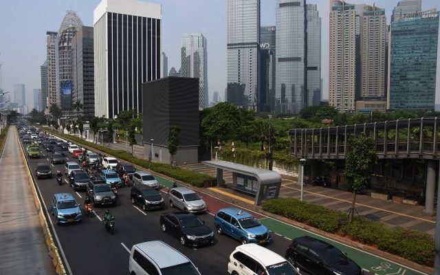 Sejumlah kendaraan berjalan tersendat akibat pengalihan arus pemberlakuan ganjil-genap di kawasan Jalan Jenderal Sudirman, Senayan, Jakarta, Jumat (27/8/2021). ANTARA FOTO - Indrianto Eko Suwarso