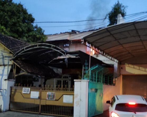 Rumah Kosong di Jalan Kanwa, Wonokromo, Terbakar