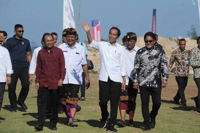 Presiden Joko Widodo (tengah) didampingi Gubernur Bali Wayan Koster (kedua kiri) dan Bupati Badung I Nyoman Giri Prasta (kedua kanan) menyapa masyarakat saat mengunjungi kawasan pariwisata berbasis olahraga atau 