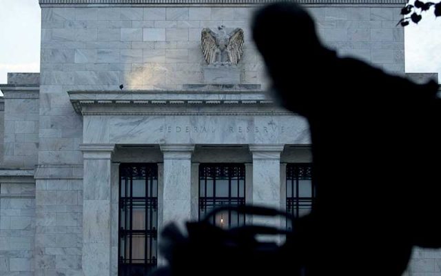 Antisipasi Tapering, Bappenas: Ekonomi Indonesia Sudah Lebih Baik Warga melintas di depan gedung bank central Amerika Serikat atau The Federal Reserve di Washington, Amerika Serikat, Senin (13/8/2018). Bloomberg - Andrew Harrer