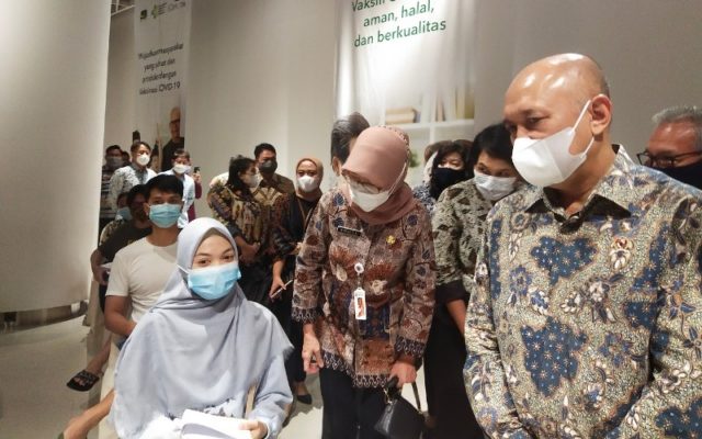 Menteri Koperasi dan UKM RI Teten Masduki melakukan kunjungan ke sentra vaksinasi untuk Pelaku UMKM di Ciputra Artpreneur, Jakarta Selatan, Kamis (01/04).  - Bisnis.com/Laurensia Felise