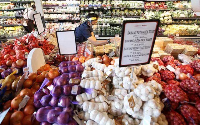 Karyawan menata sayuran yang di pajang di salah satu super market di Jakarta, Rabu (9/9/2020). Bisnis - Abdullah Azzam