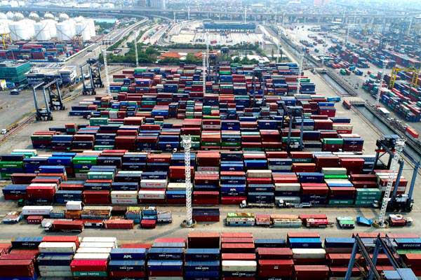 Pecah Rekor! Surplus Neraca Dagang Agustus 2021 US$4,74 Miliar Tertinggi Suasana bongkar muat peti kemas di Jakarta International Container Terminal, Tanjung Priok, Jakarta, Selasa (8/1/2019). - Bisnis/Abdullah Azzam