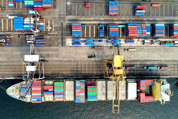 Suasana bongkar muat peti kemas di Jakarta International Container Terminal, Tanjung Priok, Jakarta, Selasa (8/1/2019). - Bisnis/Abdullah Azzam