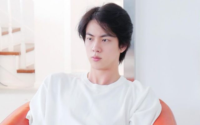 Santuy Banget, Rutinitas Pagi Jin BTS Nggak Kalah Geje dari