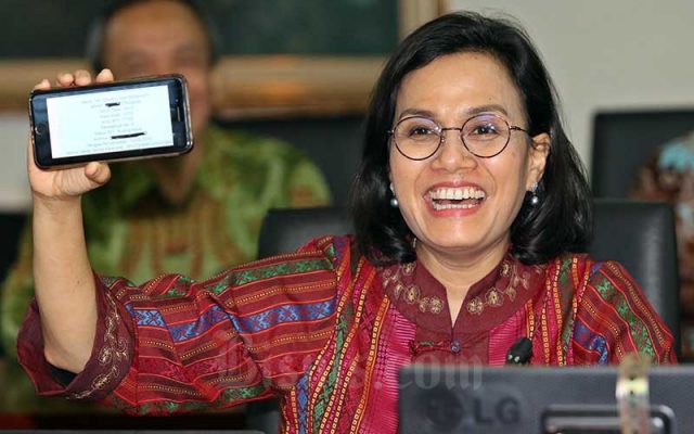 Menteri Keuangan Sri Mulyani menunjukan bukti pelaporan Surat Pemberitahuan (SPT) Tahunan di Kantor DJP, Jakarta, Selasa (10/3/2020). Bisnis - Eusebio Chrysnamurti