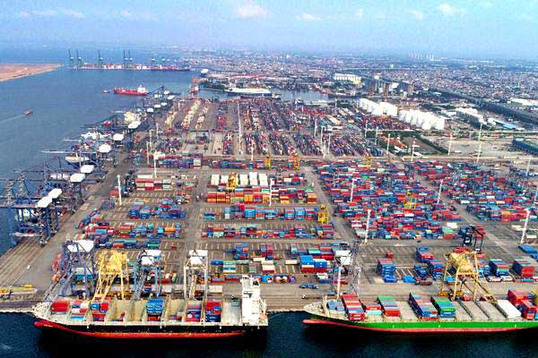 Suasana bongkar muat peti kemas di Jakarta International Container Terminal, Tanjung Priok, Jakarta, Selasa (8/1/2019). - Bisnis/Abdullah Azzam