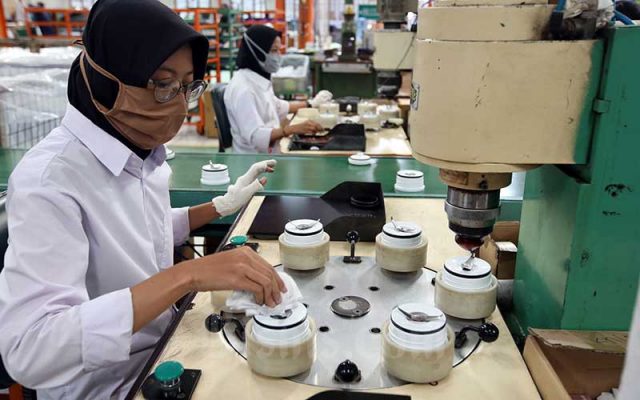 Kinerja Sektor Manufaktur Diproyeksi Masuk Fase Ekspansif di Kuartal IV/2021 Pekerja menyelesaikan pembuatan perangkat alat elektronik rumah tangga di PT Selaras Citra Nusantara Perkasa (SCNP), Kabupaten Bogor, Jawa Barat, Rabu (19/8/2020). Bisnis - Abdullah Azzam