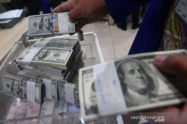 Dolar naik tipis di pasar yang stabil sebelum pertemuan bank