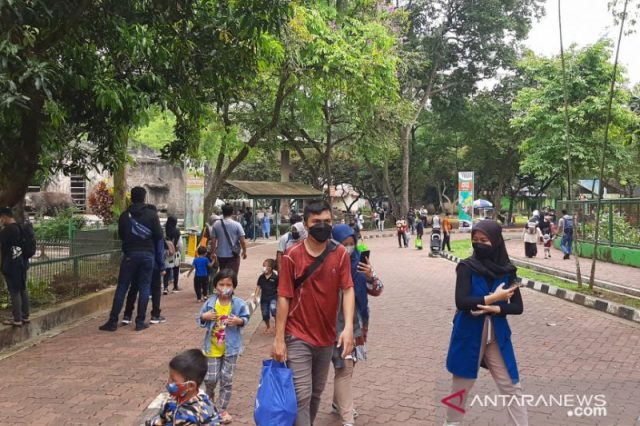 Hari pertama dibuka, ribuan pengunjung padati Ragunan