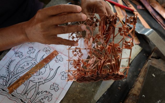 Foto: Pekerja membuat alat cap batik di Sondakan, Laweyan, Solo, Jawa Tengah, Rabu (26 - 8 / 2020). Alat cap batik berbahan tembaga tersebut dijual seharga Rp300.000 hingga jutaan rupiah tergantung kualitas bahan dan tingkat kerumitan motif. ANTARA