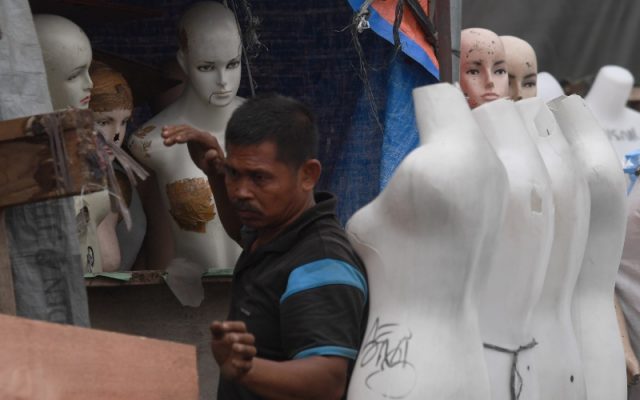 Pedagang merapikan kiosnya saat tidak beroperasi di Pasar Tasik, Tanah Abang (21/8/2021).  - ANTARA FOTO/Hafidz Mubarak A