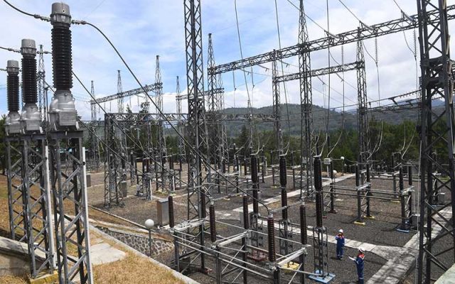 Krisis Energi Dunia, Bahlil: Peluang RI Tangkap Relokasi Pabrik Petugas mengecek instalasi di PLTP Kamojang, Garut, Jawa Barat, Rabu (8/9/2021). - Antara Foto/Indrianto Eko Suwarso