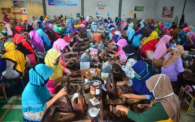 Pekerja melinting rokok jenis Sigaret Kretek Tangan (SKT) di Kawasan Industri Hasil Tembakau (KIHT), Megawon, Kudus, Jawa Tengah, Jumat (11/12/2020).  ANTARA FOTO - Yusuf Nugroho