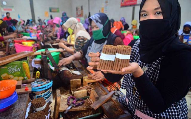 Pekerja menunjukkan rokok jenis Sigaret Kretek Tangan (SKT) di Kawasan Industri Hasil Tembakau (KIHT), Megawon, Kudus, Jawa Tengah, Jumat (11/12/2020). Pemerintah melalui Kementerian Keuangan (Kemenkeu) menetapkan kebijakan tarif cukai hasil tembakau atau cukai rokok tahun 2021 naik rata-rata 12,5 persen. ANTARA FOTO - Yusuf Nugroho