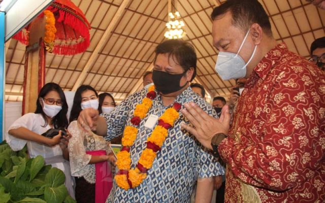 Direktur Utama Bank Bukopin Rivan A Purwantono (kanan) dan Menko Perekonomian Airlangga Hartarto saat berada di desa Budaya Kertalangu, Denpasar, Provinsi Bali, Sabtu 22 Juli 2020.